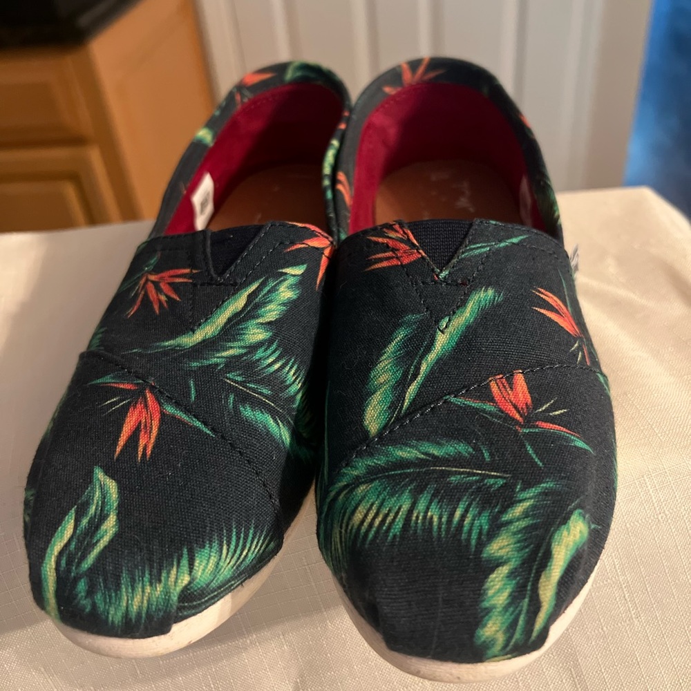 Women’s TOMS tropical print slip-on Flats, size 7W